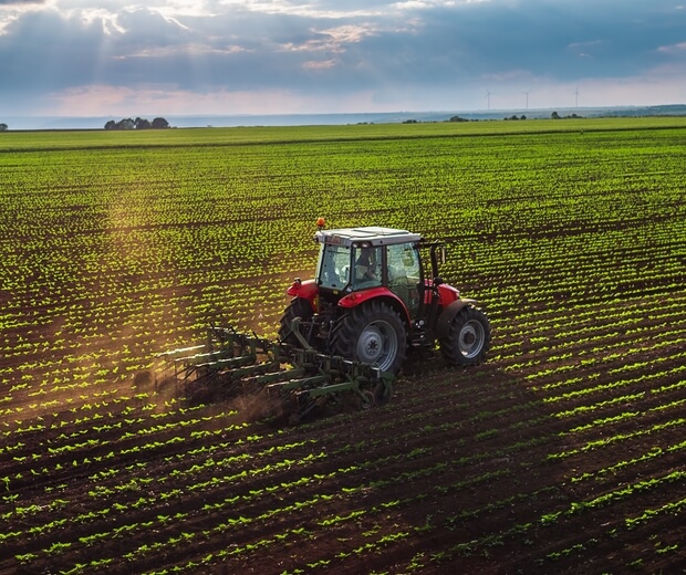 Tracteur au travail dans un champ